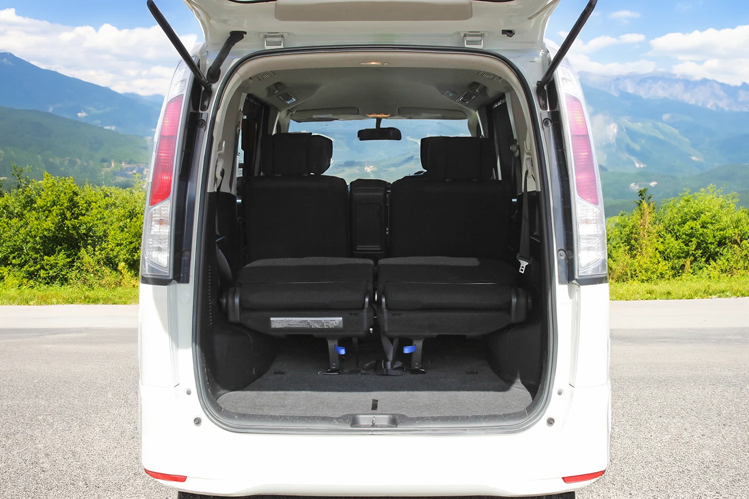 Аренда Nissan Serena 2012