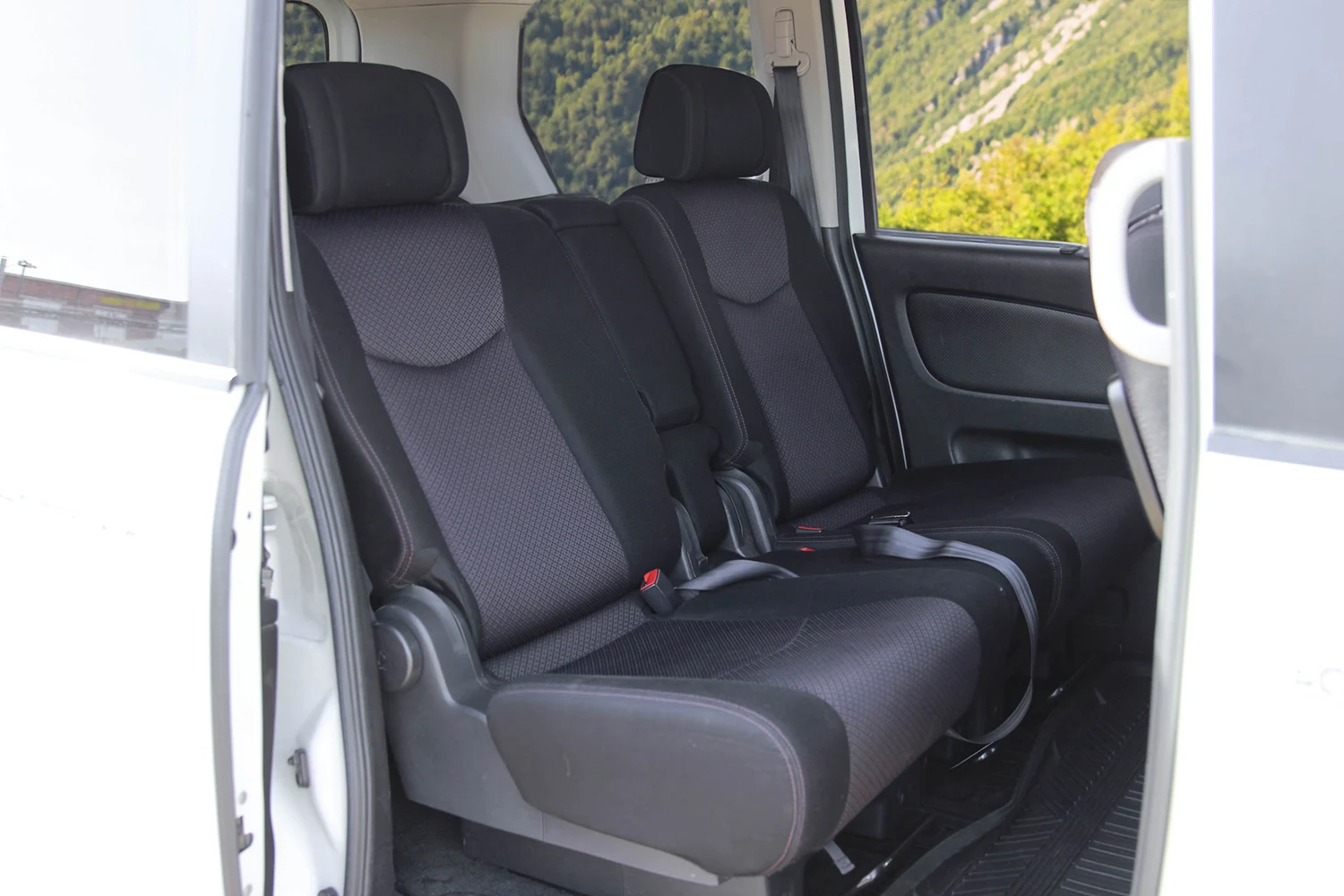 Аренда Nissan Serena 2012