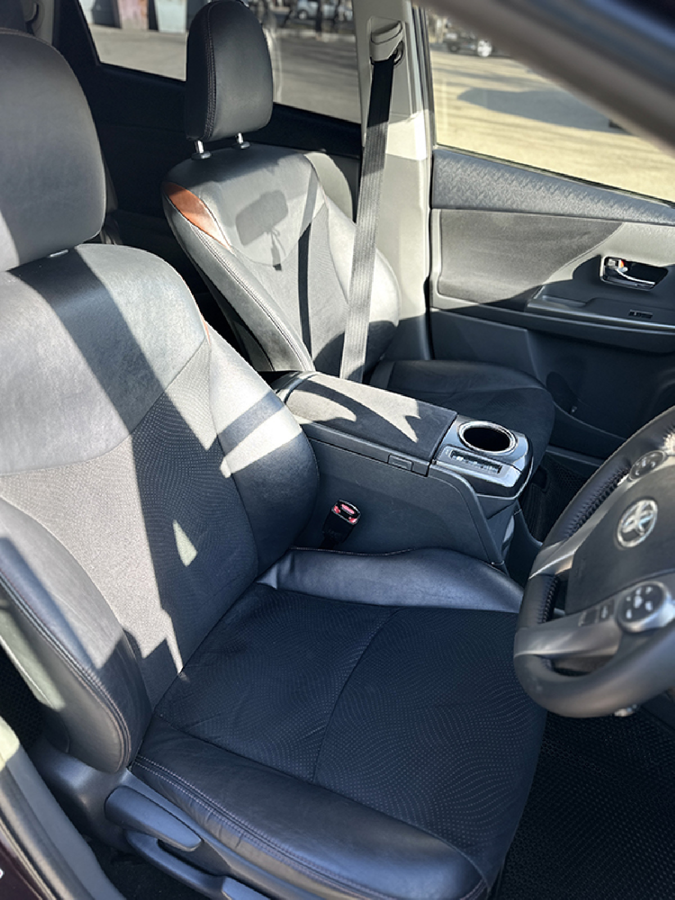 Аренда Toyota Prius Alpha 2014