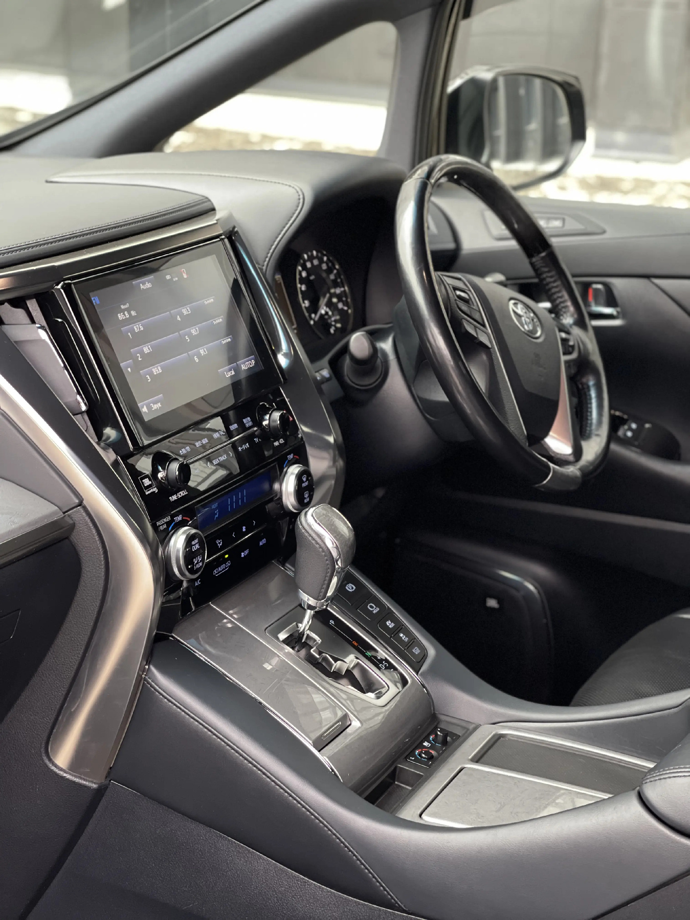 Аренда Toyota Alphard Hybrid