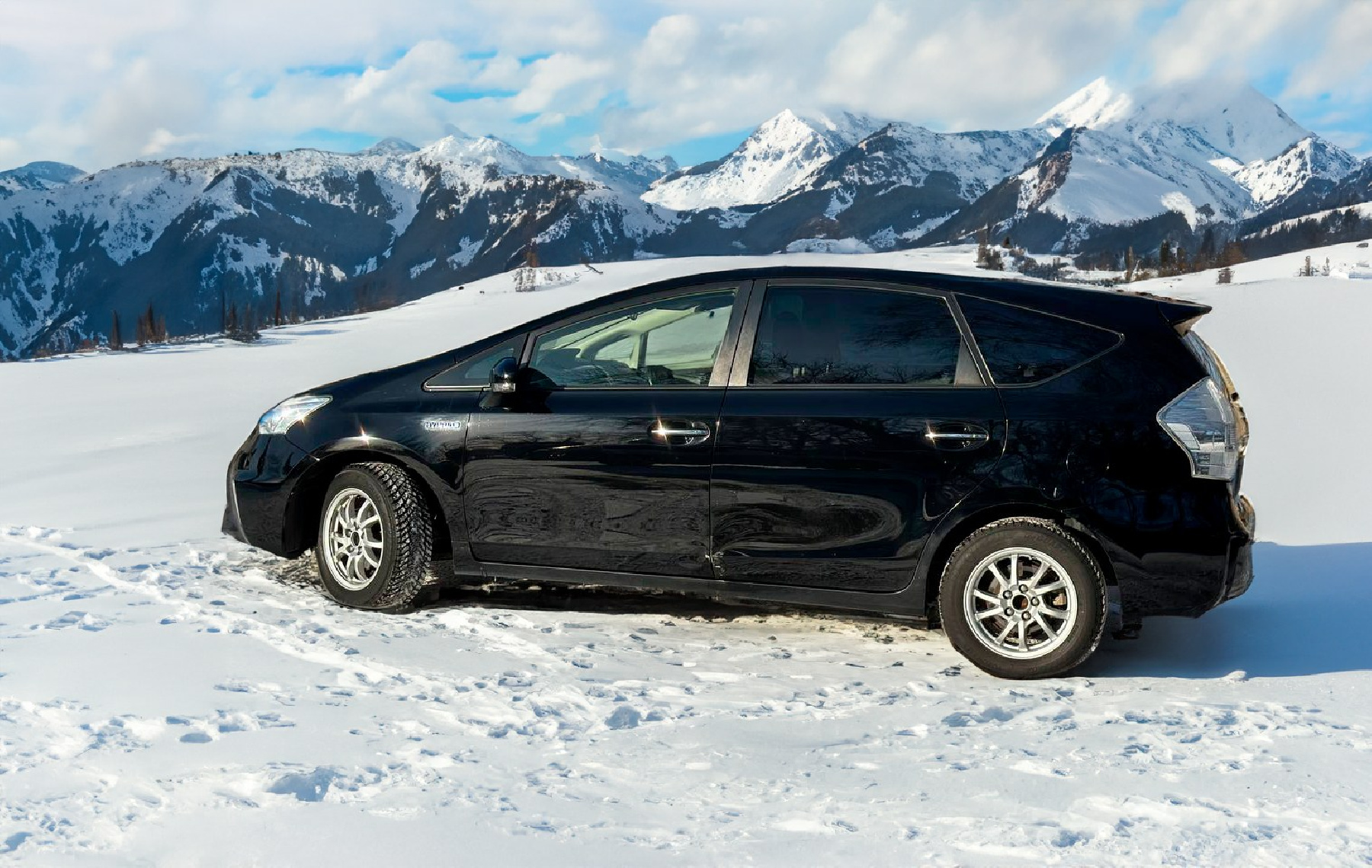 Аренда Toyota Prius Alpha 2014