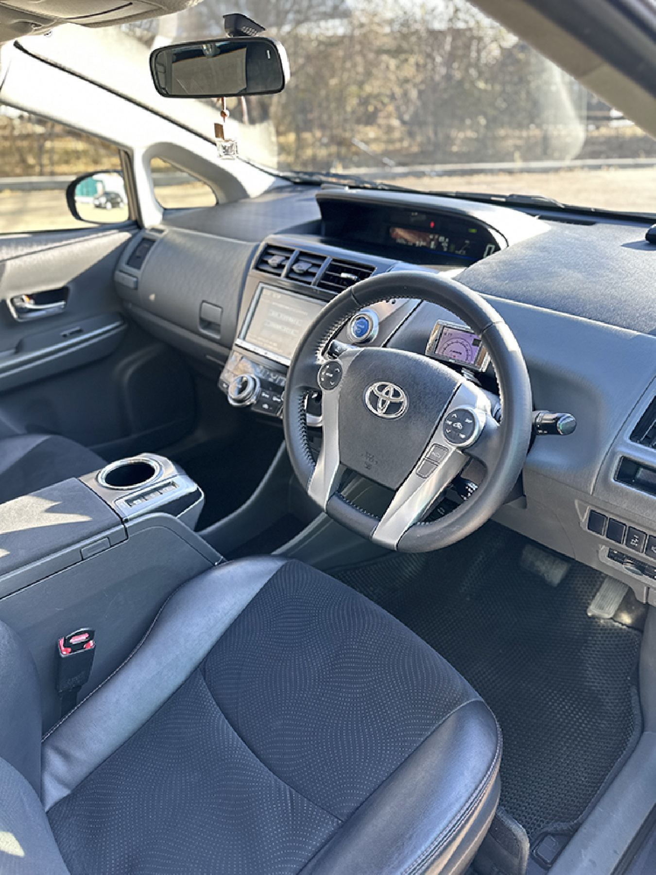 Аренда Toyota Prius Alpha 2014